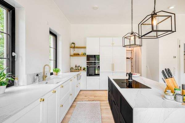 Moderne Designer-Einbauküche mit Miele Geräten 