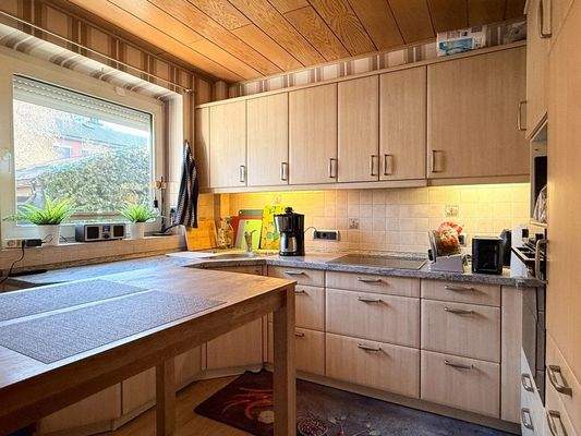 Küche mit Einbauküche