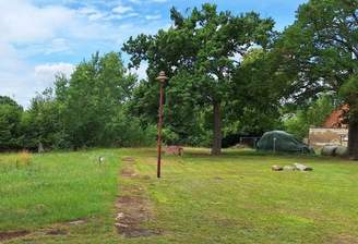 Blick von der Straße auf das Grundstück.png