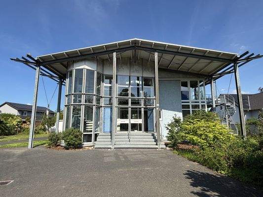 Eingangsansicht Gebäude