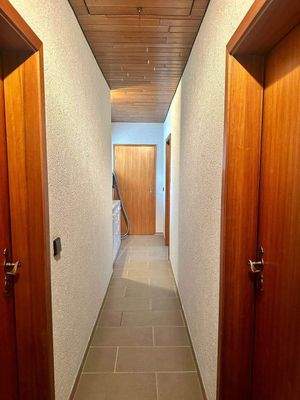 Flur EG mit Zugang zur Garage