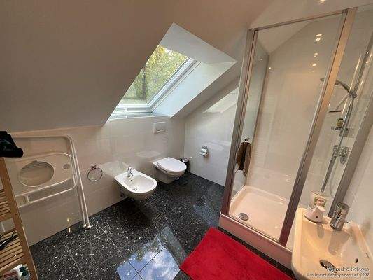 Badezimmer im Dachgeschoss mit WC,...