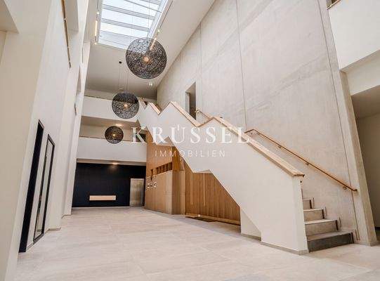 Das großzügige lichtdurchflutete Atrium...