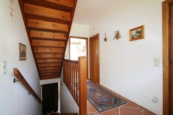 Flur und Stiegenaufgang im EG