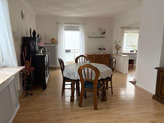 Esszimmer mit Zugang zum Wohnzimmer und Balkon.jpg