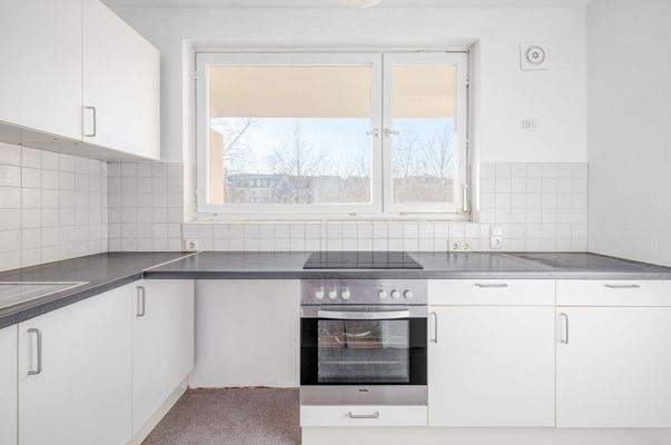 Helle Einbauküche mit Weitblick 