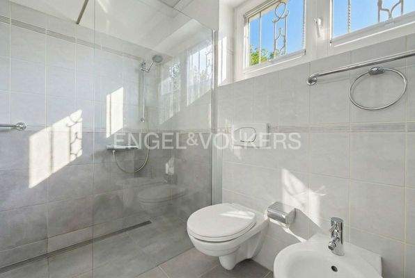 Badezimmer im EG(KI generiert Sommer)