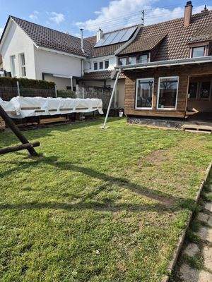 Garten mit Blick auf das Gebäude