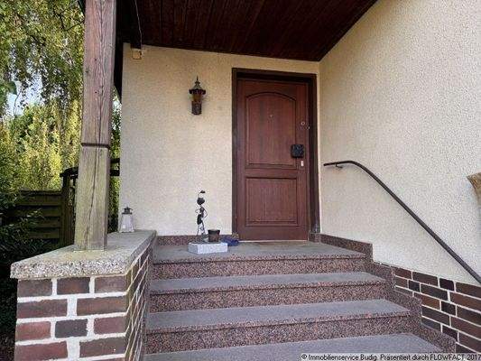 überdachter Eingangsbereich