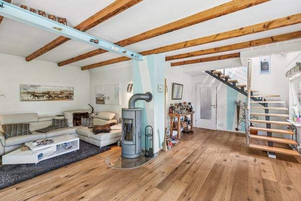 Großzügiger Wohn- oder Schlafbereich mit Kamin