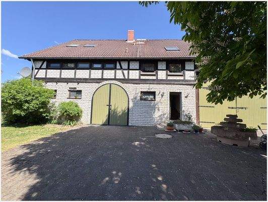 Gebäude mit Halle und Wohnung