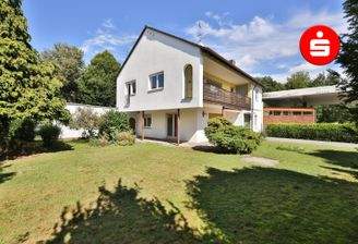 Hausansicht mit Garten