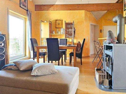 Offener Wohn- und Essbereich mit Zugang zur Loggia