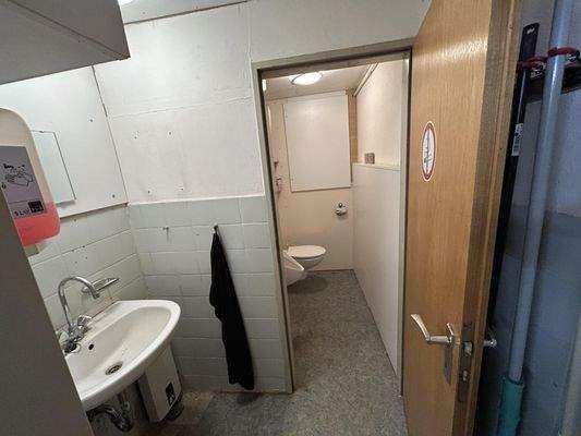 Mitarbeiter-WC im Ladenlokal