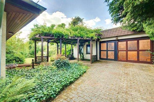 Hof, Garage und Terrasse