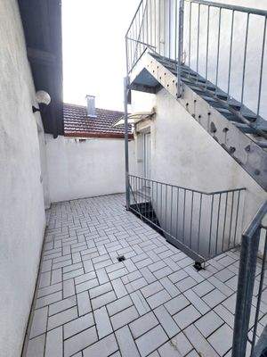 Wohnungseingang und gemeinsamer Freisitz