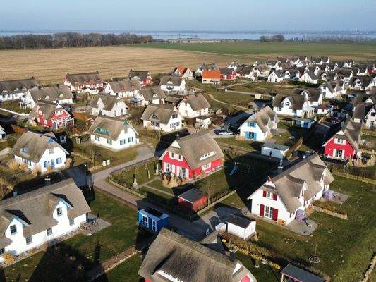Luftaufnahme mit Ostsee im Hintergrund