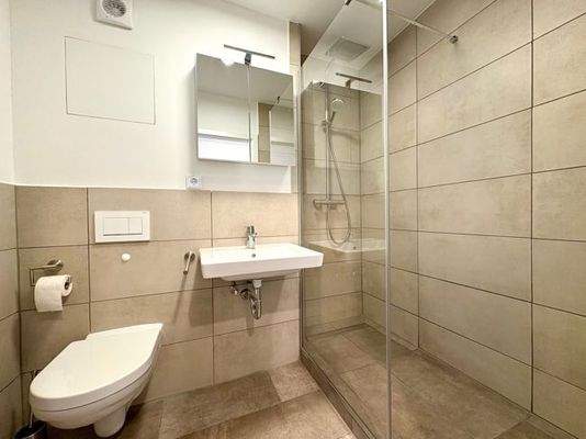 Bad mit Echtglas-Dusche