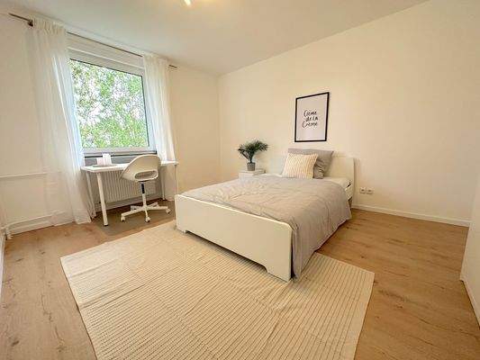 Helles, modernes Schlafzimmer