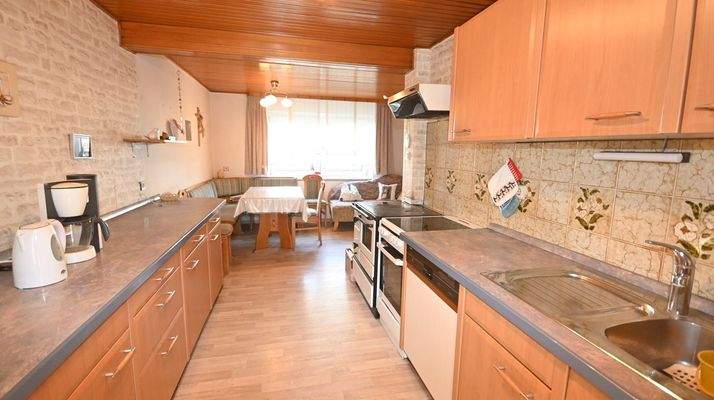 Geräumige Küche mit Essplatz