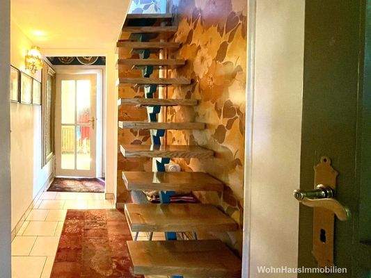 Flur mit Treppe zum OG