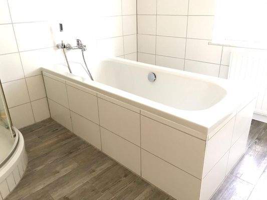 Modernes Badezimmer mit Wanne