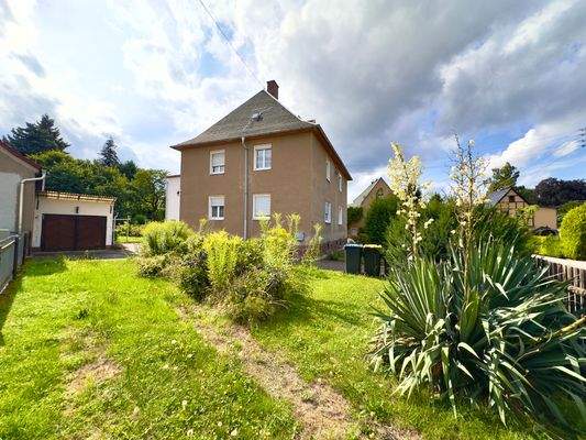 Hausansicht mit Einfahrt Garage