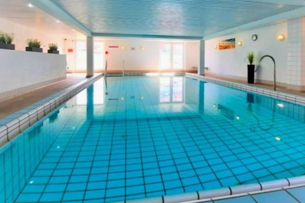 Schwimmbad im KG mit Fenstern!