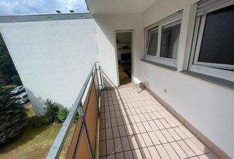 Weitläufiger, überdachter Balkon