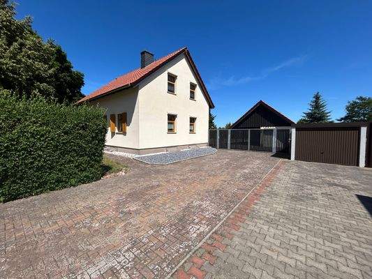 Haus- Giebelseite und Zufahrt.jpg
