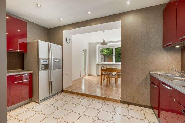 Küche mit Zugang zum Esszimmer