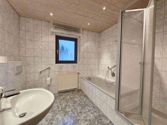 OG - Tageslichtbad mit Dusche und Wanne