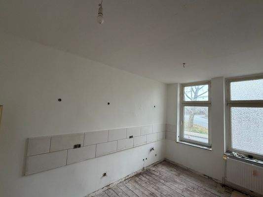 Leere Küche mit großen Fenstern