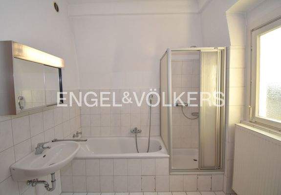 Badezimmer mit Wanne & Dusche