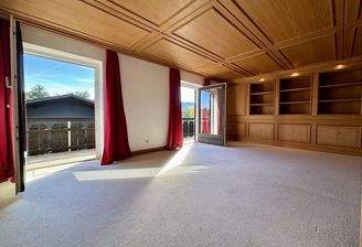 großzügiges Wohnzimmer mit Ausgang auf den Balkon