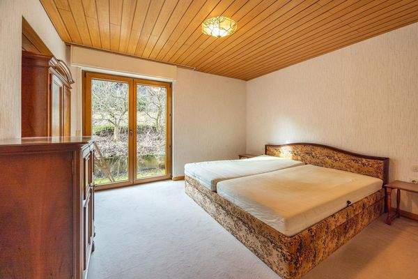EG: Schlafzimmer mit Zugang zum Garten
