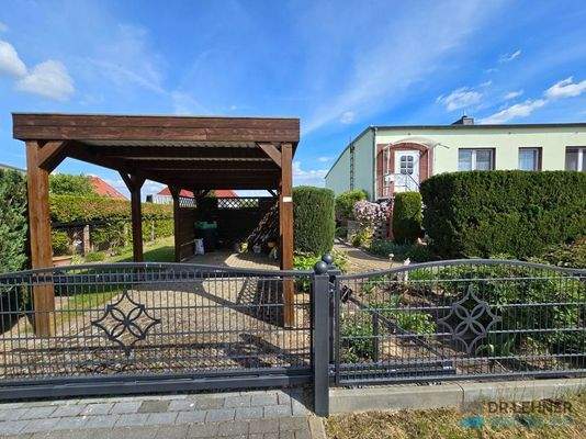 Carport zur Straßenseite