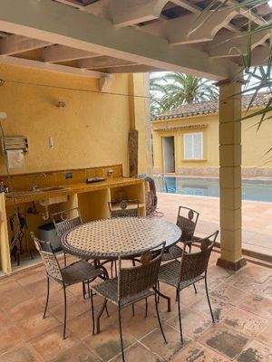 Überdachter Freisitz am Pool.jpg