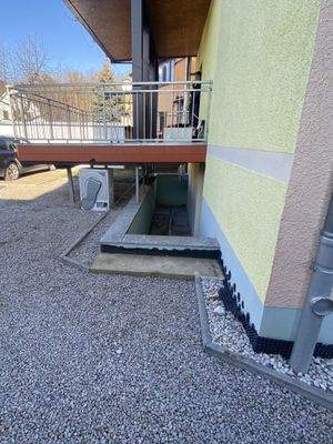 Kellerausgang / Balkonansicht