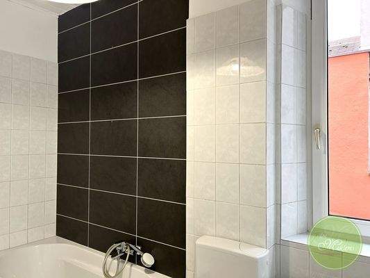 ... Badewanne und Fenster!