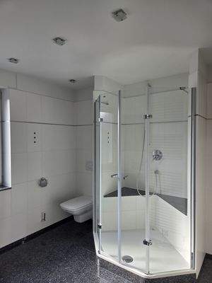 Badezimmer mit Dusche