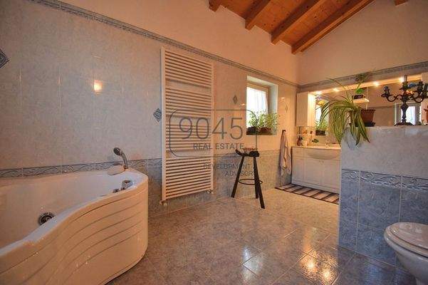 Großzügige Villa mit Privatgarten, unabhängiger Dependance und Gemeinschaftspool 