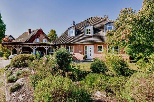 Hausansicht mit Vorgarten