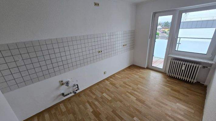 Küche mit Balkonzugang