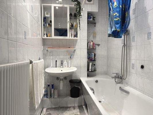 innenliegendes Bad mit hellen Fliesen im OG