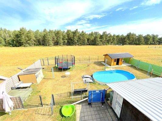 Garten mit Pool und Gartenhaus