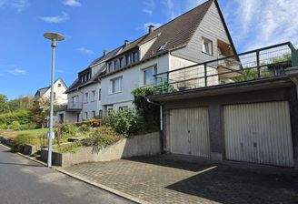 Straßenansicht mit Garagen