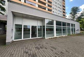 Modernes Gebäude mit Glasfront