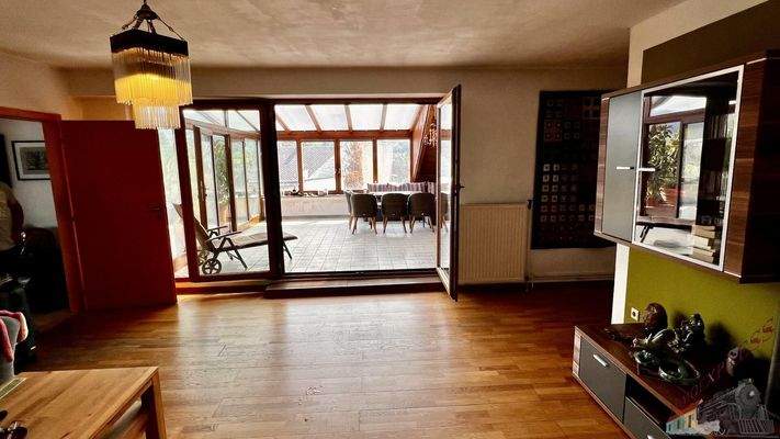 Wohnzimmer mit Blickrichtung Wintergarten