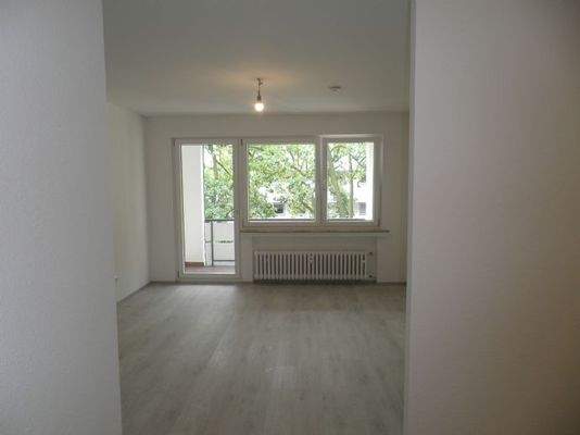 Wohnzimmer mit Balkon 